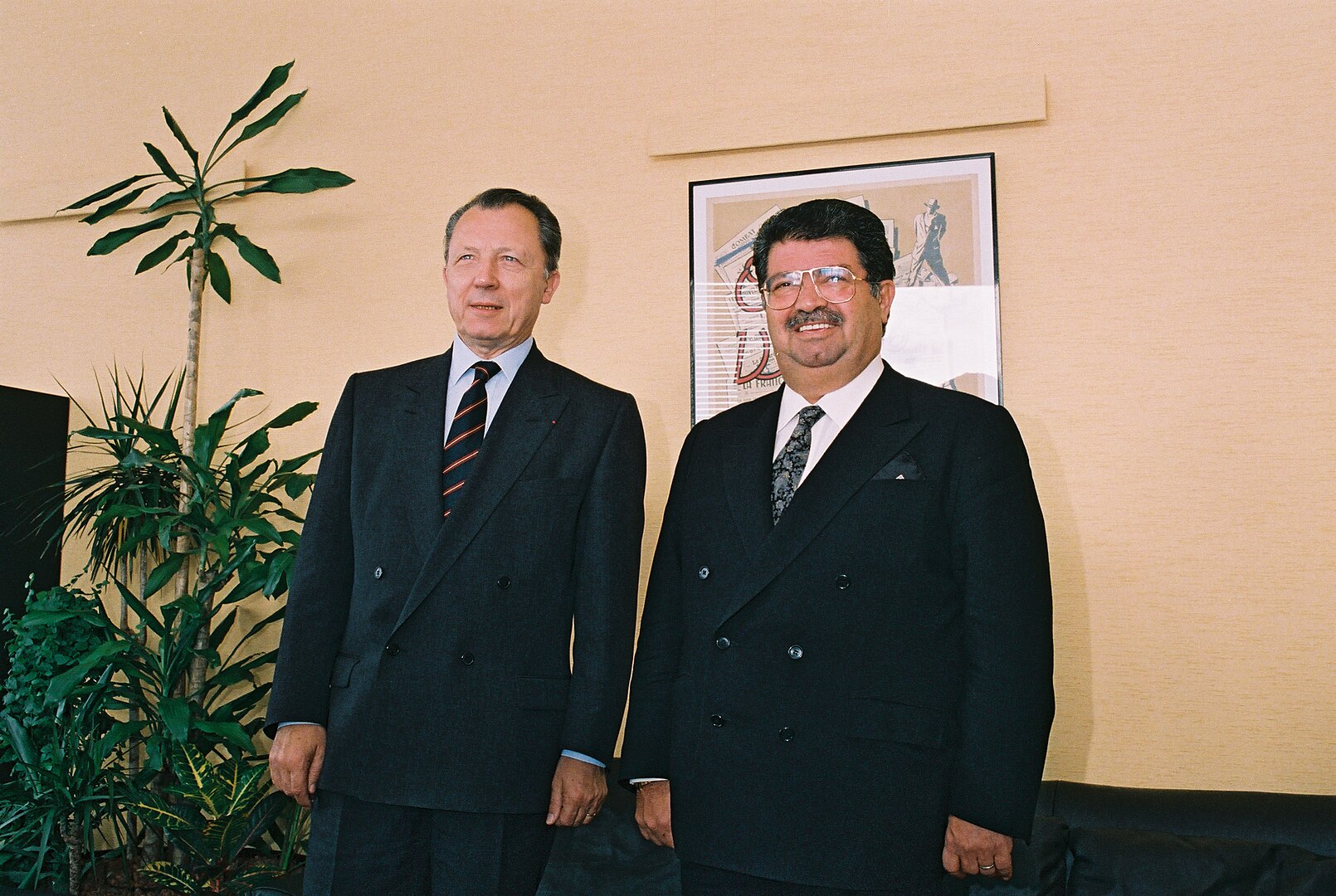 Jacques Delors mit Turgut Özal, Brüssel 1989 © EC Zwei Männer in schwarzen Anzügen nebeneinander in einem Büro