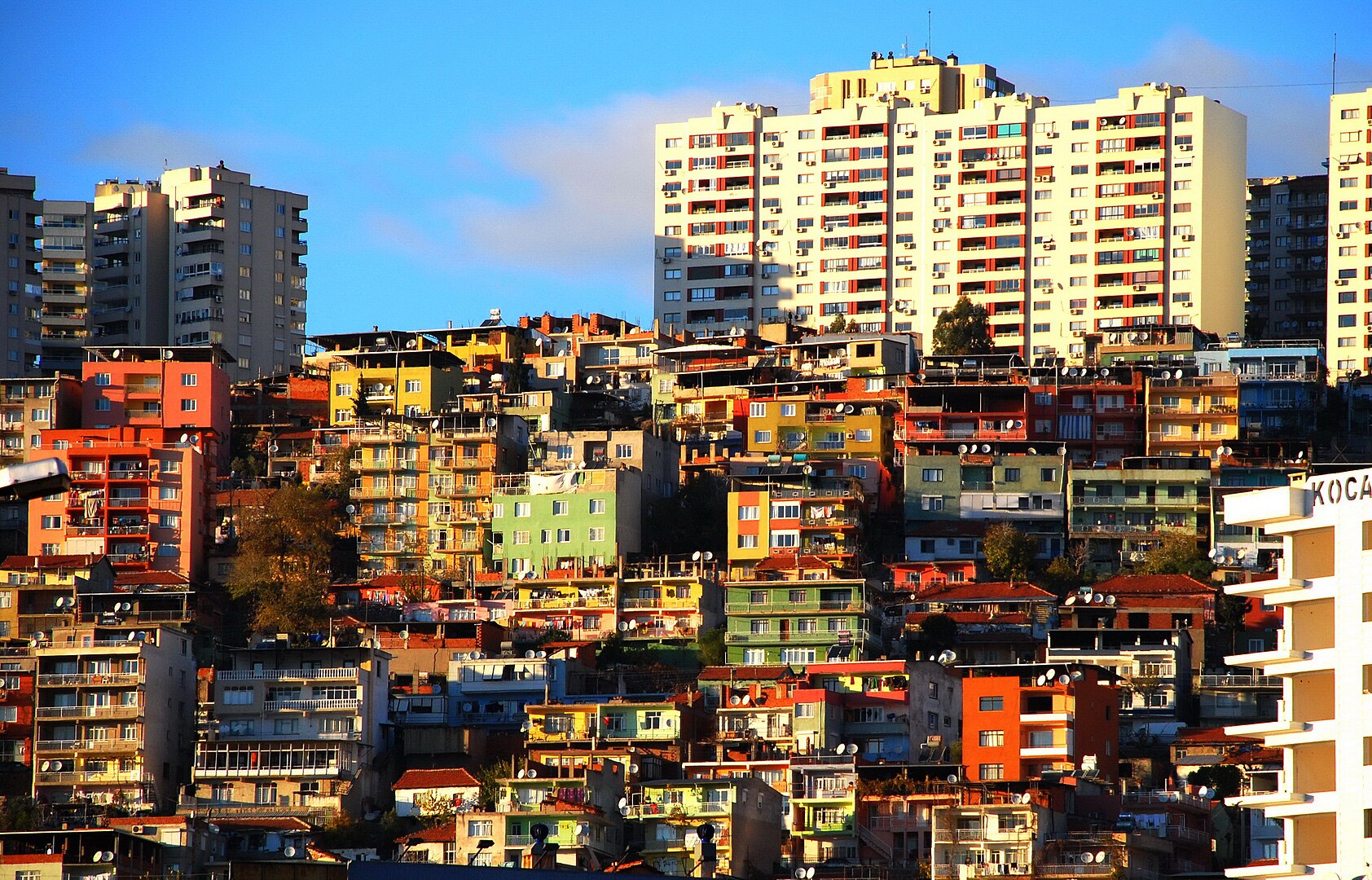 Gecekondu-Siedlung in Bayraklı, Izmir, 2008 Stadtansicht mit eng gebauten Häusern