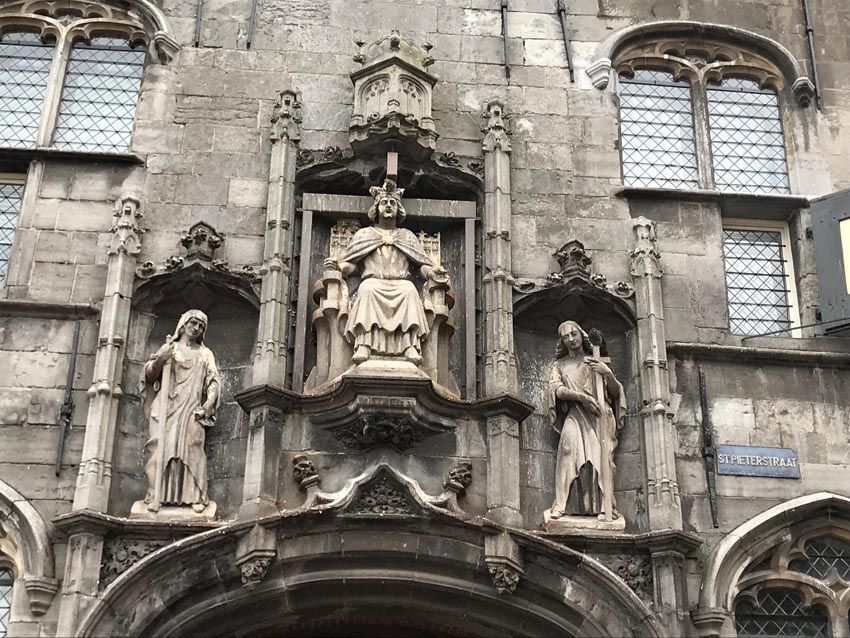 Die Kirche befindet sich in der niederländischen Stadt Middelburg und zeigt die demonstrative und uneingeschränkte Ausübung von Herrschaft durch eine Person. Herrschaft zeigt sich in verschiedenen sozialen Formen: als Herrschaft von Personen, Dingen und Strukturen. Vor allem die traditionale Herrschaft im Feudalismus war eine stark durch den König geprägte Sozialform, die sich in symbolhaften Darstellungen, Ritualen und Dingen wie dem Zepter Ausdruck verleiht. Foto: Andrea Maurer ©, Middelburg, Niederlande, 22. August 2021