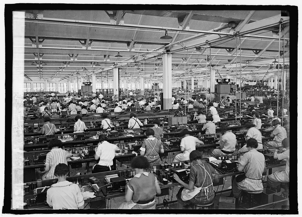 Herrschaft wie zum Beispiel Wirtschaftsbetriebe lassen sich als soziale Regelsysteme analysieren. Nach Max Weber basiert die Wirkungsweise auf der Anerkennung der Herrschaft und den damit sozial definierten Gehorsamspflichten und Befehlsrechten. Bild: Arbeiterinnen in einer Fabrik in Philadelphia, Pennsylvania, 1925. Fotograf: unbekannt (Glasnegativ). Quelle: Library of Congress public domain