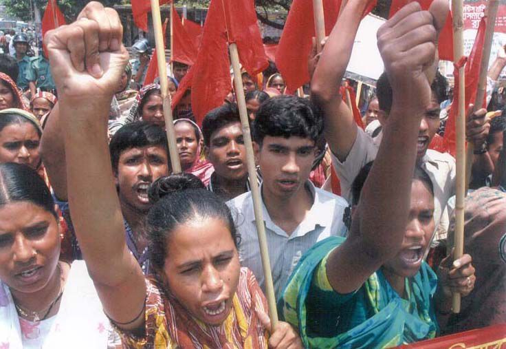 Arbeiterinnen und Arbeiter kämpfen um bessere Arbeitsbedingungen und üben damit oftmals Herrschaftskritik aktiv aus. Die Arbeiter*innenbewegung hat seit dem 18. Jahrhundert eindrücklich gezeigt, dass sich Herrschaftsverhältnisse verändern lassen und Kritik in Gesellschaft, Wirtschaft und Politik ein sehr wichtiger Mechanismus von Entwicklung sein kann. Foto: Derek Blackadder, Protest nach dem Einsturz der Spectrum-Bekleidungsfabrik, bei dem 76 Arbeiter*innen ums Leben gekommen sind, Dhaka, Bangladesch, 29. Mai 2005. Quelle: Flickr Flickr, Lizenz: CC BY-SA 2.0