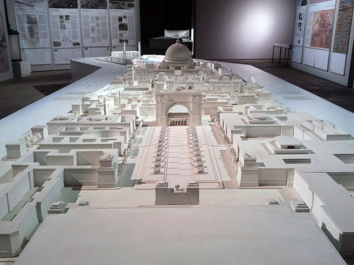 Modell der Nord-Süd-Achse der vom NS-Regime geplanten Welthauptstadt Germania mit dem Triumphbogen und der Großen Halle. Das Gesamtmodell setzt sich aus drei Teilen bzw. Abschnitten zusammen und war Teil der Ausstellung „Mythos ‚Germania‘ und ‚Tempelstadt‘ Nürnberg“ im Nürnberger Dokumentationszentrum Reichsparteitagsgelände (7. April 2011 - 23. Oktober 2011). Fotograf:in: KaterBegemot, 2. Mai 2011, Quelle: Wikimedia Commons, Lizenz: CC BY 3.0