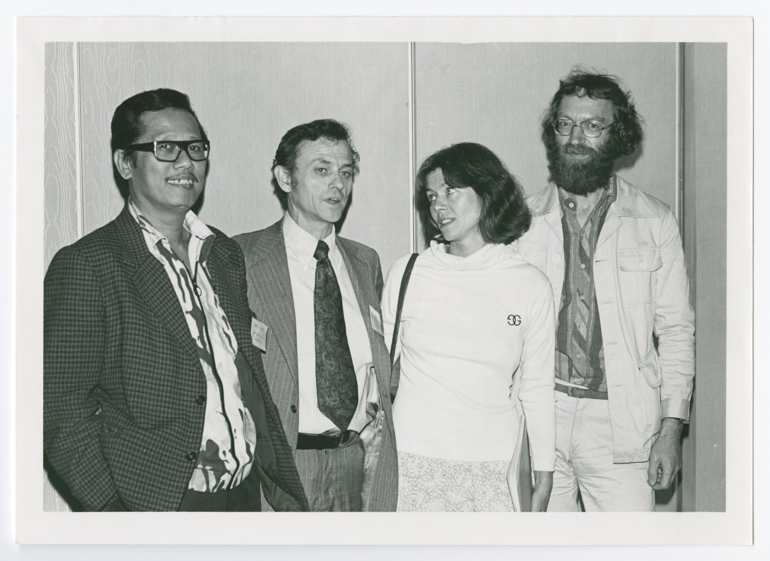 Oral History Association: Sam Tan (University of Philippines), Ronald J. Grele (Colloquium chairman), Annemarie Tröger (Freie Universität Berlin) und Paul Thompson (University of Essex) (v.l.n.r.). Fotograf:in: unbekannt, ca. 1979/1980. Quelle: University of North Texas Libraries, UNT Digital Library [20.03.2023]