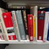 Bücherregal mit verschiedenen Büchern zu Willy Brandt