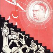 Ein gezeichnetes Plakat, das eine Frau im roten Kleid mit türkischen Halbmond zeigt, die eine Treppe hochsteigt. Rechts neben ihr leuchtet wie eine Sonne der Kopf Atatürks, links unter der Treppe werden Szenen aus der türkischen Geschichte gezeichnet.