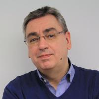 Farbiges Portrait von Mann mit Brille