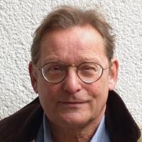 Farbiges Portrait eines Mannes mit Brille