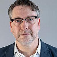 Farbiges Portrait eines Mannes mit Brille