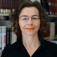 Farbiges Portrait einer Frau mit Brille