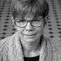 Schwarz Weiß Portrait einer Frau mit Brille