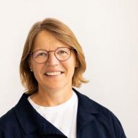 Farbiges Portrait einer Frau mit Brille