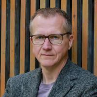 Farbiges Portrait eines Mannes mit Brille