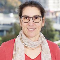 Farbiges Portrait eines Frau mit Brille