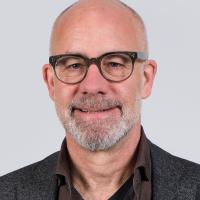 Farbiges Portrait eines Mannes mit Brille