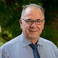 Farbiges Portrait eines Mannes mit Brille