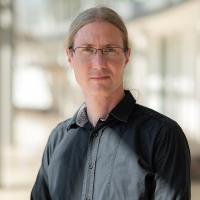 Farbiges Portrait eines Mannes mit Brille