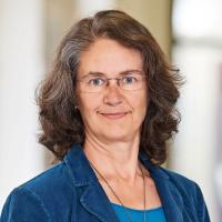 Farbiges Portrait von Frau mit Brille