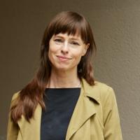 Farbiges Porträtfoto einer Frau