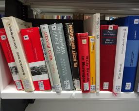 Bücherregal mit verschiedenen Büchern zu Willy Brandt