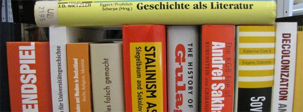 Buchregal in der Bibliothek. Foto: J. Danyel, Potsdam 2010 (CC BY-NC-ND 3.0)