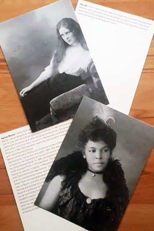 Zwei Schwarzweiß-Karten mit Frauenportraits, daneben Text-Rückseiten