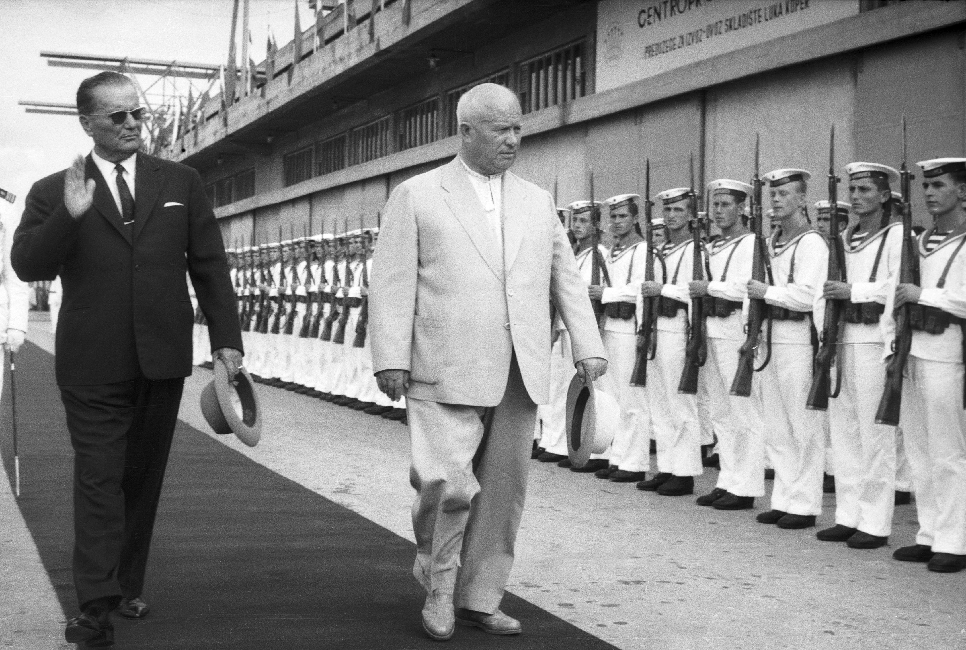 Chruščëv und Tito in Koper, Slowenien, 19. August 1959, Quelle: [http://commons.wikimedia.org/wiki/File:Predsednik_Jugoslavije_Tito_in_sovjetski_premier_Hru%C5%A1%C4%8Dov_v_Kopru_1963.jpg Wikimedia Commons] ([http://en.wikipedia.org/wiki/Public_domain Public domain])