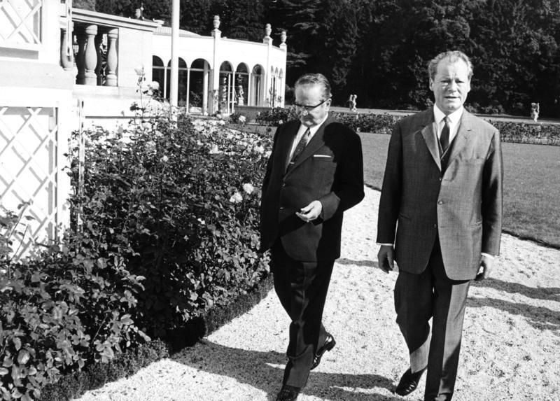 Treffen von Bundeskanzler Willy Brandt mit Staatspräsident Tito im Schloß Röttgen, 11. Oktober 1970, Fotograf: Ludwig Wegmann, Presse- und Informationsamt der Bundesregierung - Bildbestand (B 145 Bild). Quelle: [http://commons.wikimedia.org/wiki/File:Bundesarchiv_B_145_Bild-F032669-0029,_Bonn,_Brandt_mit_Staatspr%C3%A4sident_Tito.jpg Wikimedia Commons] ([http://creativecommons.org/licenses/by-sa/3.0/de/deed.en CC BY-SA 3.0 DE])