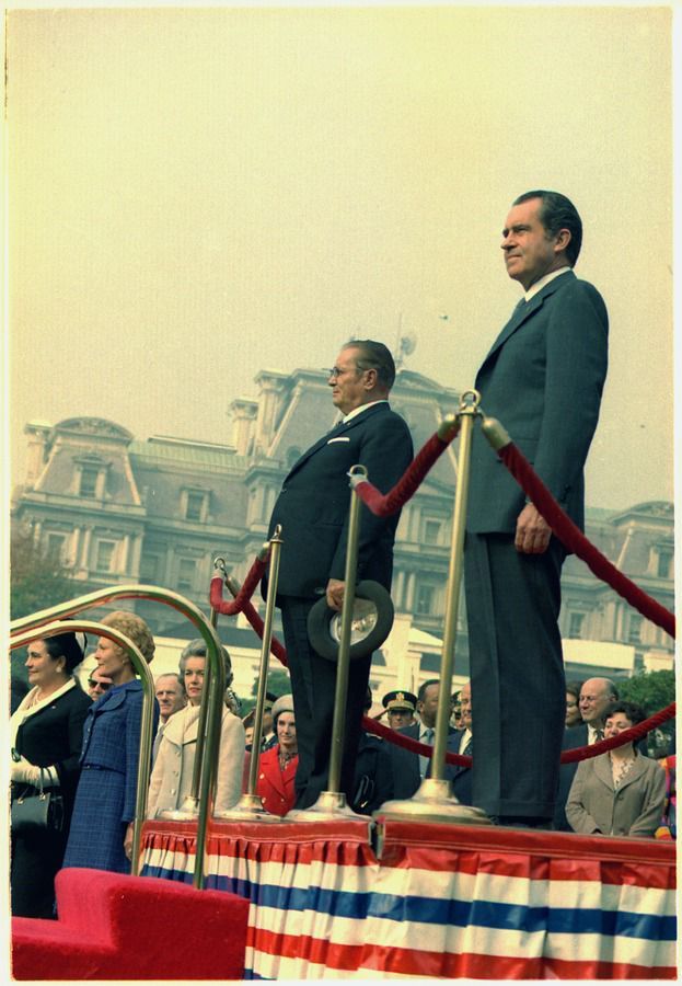 Empfangszeremonie für Tito vor dem Weißen Haus, 28. Oktober 1971, Fotograf: Robert L. Knudsen. NARA record: 8451337 / Richard Nixon Presidential Library and Museum. Quelle: [http://commons.wikimedia.org/wiki/File:Arrival_ceremony_for_President_Tito_of_Yugoslavia,_on_the_South_grounds_of_the_White_House_-_NARA_-_194385.tif Wikimedia Commons] ([http://en.wikipedia.org/wiki/Public_domain Public domain])