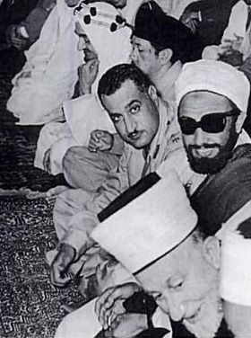 Bandung 1955, Prinz Faisal von Saudi Arabia (Erster von links), Gamal Abdel Nasser, Imam Ahmad Nordjemen und Mohamad Amin al-Husayni, Urheber: Dar al-Hilal, Fotograf nicht bekannt, Quelle: [http://commons.wikimedia.org/wiki/File:Nasser-Faisal-Husayni_at_Bandung.png?uselang=de Wikimedia Commons] ([http://en.wikipedia.org/wiki/Public_domain?uselang=de gemeinfrei]).