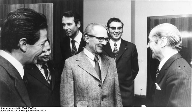 Solche Treffen, wie das am 4. Dezember 1973 von Enrico Berlinguer (l.), dem Generalsekretär der italienischen Kommunistischen Partei (PCI), mit Erich Honecker (M.), Hermann Axen (2.v.l.), Werner Lamberz (2.v.r.) u.a., trugen dazu bei, im Westen Ängste zu schüren. Fotograf: Rainer Mittelstädt, Quelle: [http://commons.wikimedia.org/wiki/File:Bundesarchiv_Bild_183-M1204-026,_Berlin,_Besuch_Berlinguer_bei_Honecker.jpg?uselang=de Wikimedia Commons/Bundesarchiv, Bild 183-M1204-026] ([https://creativecommons.org/licenses/by-sa/3.0/deed.de CC BY-SA 3.0])
