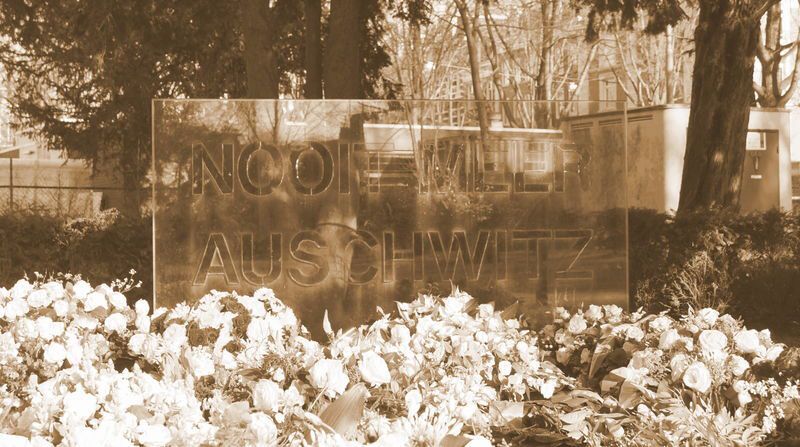 Auschwitzmonument in Amsterdam, 2013, Fotograf: thausj, Quelle: [https://www.flickr.com/photos/42151532@N04/8502861989/in/photolist-dXt4hC-dXnnmk-dXnp8K-dXnoCM Flickr] ([https://creativecommons.org/licenses/by-nc-sa/2.0/deed.de CC BY-NC-SA 2.0]).<br />
„[D]er Holocaust gehört nicht mehr nur Israel oder den Juden, er gehört heute der ganzen Welt“, sagte Tom Segev 2006 in einem Interview mit der „Wiener Zeitung“ (27.5.2006). Die Frage nach der „Universalisierung des Holocaust“ steht im Fokus der Wissenschaft wie auch der Geschichtspolitik - und zeigt sich aktuell in der Kontroverse darüber, inwieweit der Holocaust die prägende gemeinsame Erfahrung in Europa sei bzw. ob nicht auch der Stalinistische Terror einen ähnlichen Stellenwert in der europäischen Erinnerung einnehmen sollte.