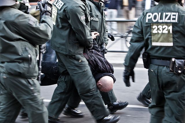 „Revolutionäre-1. Mai-Demonstration“ am 1. Mai 2011 in Berlin Kreuzberg. Gewaltanwendung in einer Situation „emotionaler Dominanz“ (Collins/Nassauer) – in diesem Falle Polizisten während einer Demonstration. Foto:_dChris, 
Quelle: [https://www.flickr.com/photos/_dchris/5683536032/in/photolist-9EeBfy-9185xb-9186cy-914Zs6-9187aE-9186o5-914T7P-914ZAB-9EbHYP-7KAMuH-9EbBLV-9151d8-9EeB4N-9EeASY-9EeBFq-9EeBtq-9EbFca-7KEwFb-a2MvzJ-pBQ8aG-oXqTJk-8ZPb1k-8ZPqqv-efpMgA-bvELkV-5HA6mm-9EeDNd-a2MLgo-7KAywe-7KEHij-7KADbt-bvEHZV-8ZPdCa-8ZPh5r-pBK1Fr-9EeBS5-bvEMPn-9EbAb6-8ZPd7X-8ZStg1-8ZSuvE-8ZSkc3-8ZPcar-8ZStBG-8ZPjRn-8ZPfBZ-8ZSoYb-8ZSje7-8ZPgDH-8ZPjmF Flickr] ([https://creativecommons.org/licenses/by/2.0/ CC BY 2.0]).