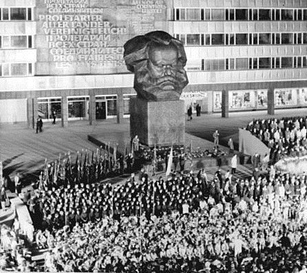 Chemnitz, Karl Marx-Monument, FDJ-Versammlung 10. Oktober 1971, Fotograf: Wolfgang Thieme, Quelle: [http://commons.wikimedia.org/wiki/File:Bundesarchiv_Bild_183-K1010-0007,_Chemnitz,_Karl-Marx-Denkmal,_FDJ_Versammlung.jpg Wikimedia Commons/Bundesarchiv, Bild 183-K1010-0007] ([https://creativecommons.org/licenses/by-sa/3.0/de/deed.en CC BY-SA 3.0 DE]).