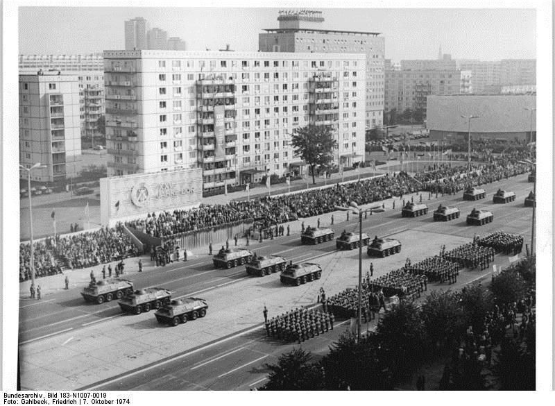 Oktober 1974, Berlin, Fotograf: Friedrich Gahlbeck. Die Abbildung zeigt die Ehrenparade der NVA auf der Karl-Marx-Allee in Berlin am 7.10.1974. Quelle: [http://commons.wikimedia.org/wiki/File:Bundesarchiv_Bild_183-N1007-0019,_Berlin,_25._Jahrestag_DDR-Gr%C3%BCndung,_Parade.jpg Wikimedia Commons/Bundesarchiv, Bild 183-N1007-0019] ([https://creativecommons.org/licenses/by-sa/3.0/de/deed.en CC BY-SA 3.0 DE]).
