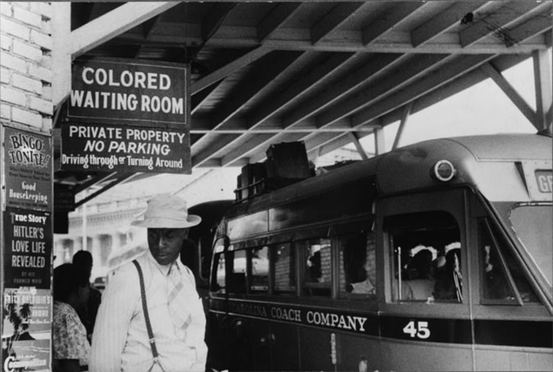 Fotograf: Jack Delano, At the Bus Station in Durham, North Carolina, Mai 1940. U.S. Farm Security Administration / Office of War Information Black & White Photographs], Quelle: [http://www.loc.gov/pictures/resource/fsa.8a33837/ Library of Congress Prints and Photographs Division Washington] / [https://commons.wikimedia.org/wiki/File:JimCrowInDurhamNC.jpg?uselang=de Wikimedia Commons] ([http://en.wikipedia.org/wiki/Public_domain?uselang=de public domain])