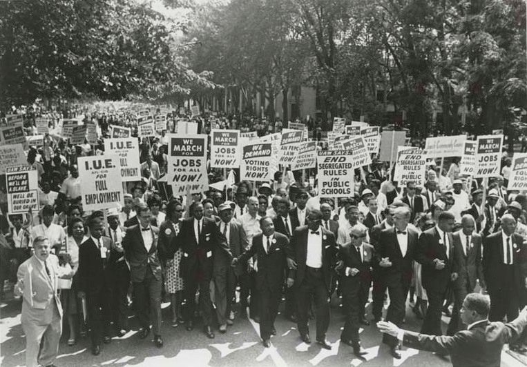 Fotograf: unbekannt, March on Washington for Jobs and Freedom, Martin Luther King Jr. und Joachim Prinz in der Bildmitte vorne, Washington 1963. Quelle: [https://commons.wikimedia.org/wiki/File:March_on_Washington_for_Jobs_and_Freedom,_Martin_Luther_King,_Jr._and_Joachim_Prinz_1963.jpg Wikimedia Commons] ([http://en.wikipedia.org/wiki/Public_domain?uselang=de public domain])