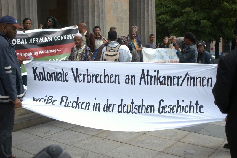 Demonstration vor der Neuen Wache Berlin aus Anlass der Namibia-Resolution des Deutschen Bundestages im Juni 2004. Foto: ©U. Winkler.