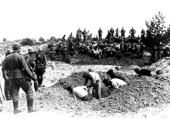 Juli 1941, Litauen, Fotograf: unbekannt. Das Foto zeigt eine Untereinheit der Einsatzgruppe A auf sowjetischem Gebiet, die die Menschen zwang, ihr eigenes Grab zu schaufeln, Quelle: [http://commons.wikimedia.org/wiki/File:EG_A_%C5%A0iauliai_Lithuania_July_1941.JPG Wikimedia Commons] ([http://en.wikipedia.org/wiki/Public_domain Public Domain]).