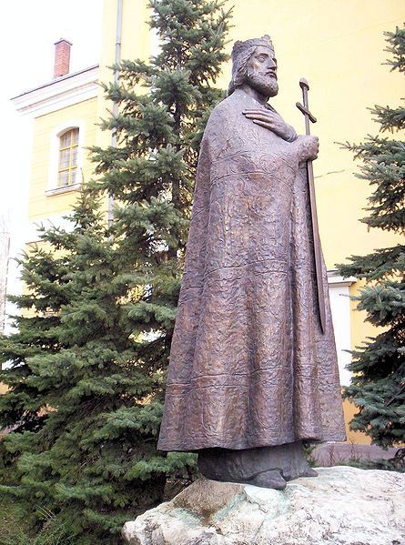 Die mittelalterliche Staatsgründerfigur, die St. Stephan-Statute, wurde im Jahr 2000 in Kecskemét aufgestellt. Foto: Csanády 2007, Quelle: [http://commons.wikimedia.org/wiki/File:Szent_Istv%C3%A1n_Kecskem%C3%A9t.jpg Wikimedia Commons] ([http://en.wikipedia.org/wiki/Public_domain Public Domain]).