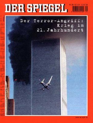 Cover „Spiegel“ 15. September 2001, Heft 38 (2001). Quelle: [https://magazin.spiegel.de/EpubDelivery/image/title/SP/2001/38/100.html Der Spiegel].
Bildpolitisch handelte es sich bei den Bildern von 9/11 nach dem Atombombenabwurf der USA über Hiroshima und Nagasaki um die vermutlich folgenreichsten Bildakte der Geschichte, durch die das Bild endgültig seine Unschuld verlor. Hier wie dort ging es nicht primär um die Tötung von Menschen, sondern um die Erzeugung von markanten Bildern, durch die Dritte „getroffen“ werden sollten: hier die Sowjetunion und ihre Trabanten - dort die nicht-islamische kapitalistische Welt des Westens unter Vormacht der USA. Während der Atompilz das atomare Wettrüsten potenziell gleich starker Militärblöcke symbolisierte, waren die Bilder von 9/11 sichtbarster Ausdruck der „neuen Kriege“ (Herfried Münkler) ungleicher, asymmetrisch gewordener Konfliktpartner, in denen Bilder zunehmend die Funktion erfüllen, militärische Defizite zu kompensieren. Erstmals fungierte in New York 2001 zudem ein Bild als Kampfansage des Terrorismus, die von Politik und Medien vorschnell als „Kriegserklärung“ gedeutet wurde. Die terroristische Botschaft - auch das ein Novum - reduzierte sich auf die symbolische Tat und deren Bilder ohne jeden erläuternden Subtext. Das Bild des Angriffs erzeugte eine neue Realität - „reality 9/11“ – mit den bekannten Folgen des weltweiten „Krieges gegen den Terrorismus“. In diesem Sinne ist der Bilderkosmos von 9/11 als genuiner „Bildakt“ im Sinne von Horst Bredekamp zu deuten.
<br />
Ausführlich zu diesem Bild: Gerhard Paul, „Reality 9/11“. Das Bild als Tat, der Aufmerksamkeitsterror und die modernen Bilderkriege, in: ders., BilderMACHT. Studien zur Visual History des 20. und 21. Jahrhunderts, Göttingen 2013, S. 567-600.