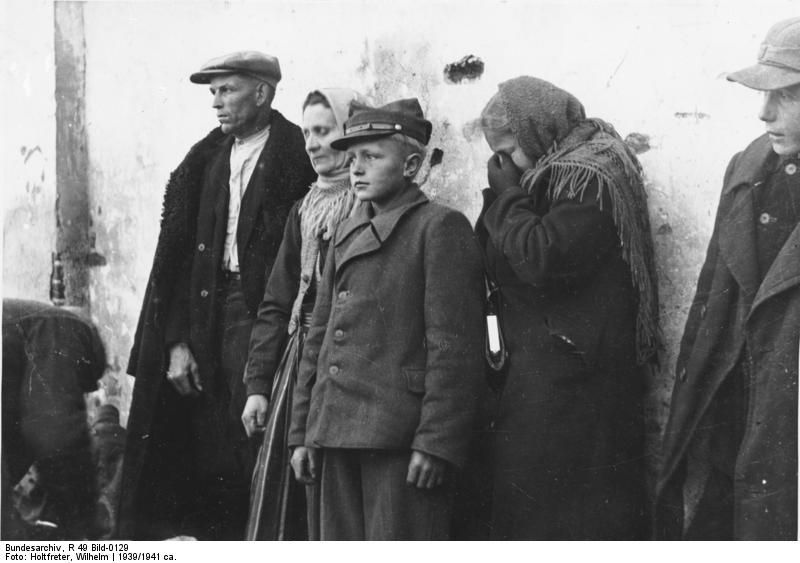 ... „Volksgemeinschaft” als Praxis der Exklusion
<br />
1939: „Ausgesiedelte” polnische Familie (Matschak) aus Skaradsch, Fotograf: Wilhelm Holtfreter, Bestand: Reichskommissar für die Festigung deutschen Volkstums - Bildbestand (R 49 Bild) Quelle  ([https://creativecommons.org/licenses/by-sa/3.0/de/deed.en CC BY-SA 3.0 DE]): [http://commons.wikimedia.org/wiki/File:Bundesarchiv_R_49_Bild-0129,_Ausgesiedelte_polnische_Familie.jpg Wikimedia Commons/Bundesarchiv].