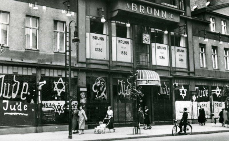 Pogrom in Berlin, Juni 1938: Möbelhaus Adolf Brünn jr, Berliner Allee 29-31 (Weißensee) Fotograf: Hans Spieldoch, © Stiftung Neue Synagoge Berlin - Centrum Judaicum, mit freundlicher Genehmigung. 
<br />
Im Sommer 1938 kam es zu pogromartigen Übergriffen in Berlin, bei denen jüdische Geschäfte durch Schmierereien „markiert” wurden. Im Centrum Judaicum in Berlin befinden sich zwei Konvolute von Fotos, die während des Pogroms gemacht wurden. Sie stammen zum Teil wahrscheinlich von dem jüdischen Berliner Fotografen Hans Spieldoch, dem es später gelang zu emigrieren. Zu den Fotos und ihren Kontexten: Christoph Kreutzmüller/Hermann Simon/Elisabeth Weber, Ein Pogrom im Juni. Fotos antisemitischer Schmierereien in Berlin, 1938, Berlin 2013.