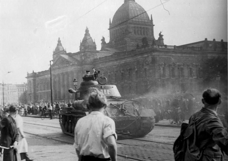 Leipzig, um den 17. Juni 1953, sowjetischer Panzer vor dem Gebäude des Georgi-Dimitroff-Museums (ehemaliges Reichsgericht), Fotograf: unbekannt, Quelle ([http://creativecommons.org/licenses/by-sa/3.0/deed.de CC BY-SA 3.0 DE]): [http://commons.wikimedia.org/wiki/File:Bundesarchiv_Bild_175-14676,_Leipzig,_Reichsgericht,_russischer_Panzer.jpg?uselang=de Wikimedia Commons/Bundesarchiv-Bild 175-14676]).