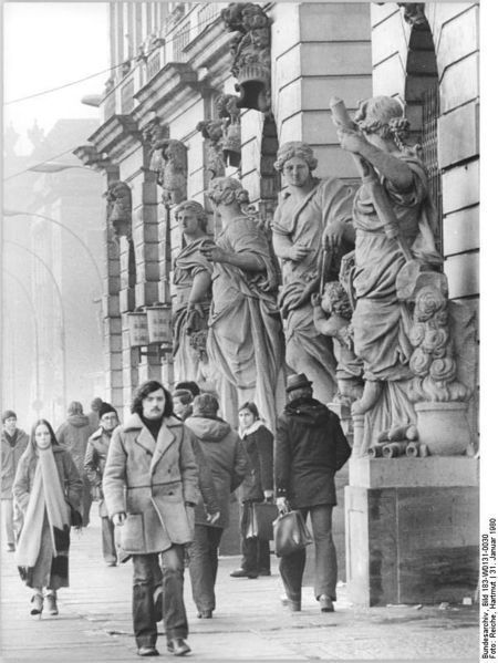 Berlin 1980, Unter den Linden, Museum für Deutsche Geschichte. Originaltext ADN: „ADN-ZB Reiche 31.1.1980 Berlin: Unter den Augen antiker Schönheiten - auch im Januar ist ein Bummel Unter den Linden reizvoll. Hier vor dem Museum für Deutsche Geschichte.” Fotograf: Hartmut Reiche, Quelle ([http://creativecommons.org/licenses/by-sa/3.0/deed.de CC BY-SA 3.0 DE]): [http://commons.wikimedia.org/wiki/File:Bundesarchiv_Bild_183-W0131-0030,_Berlin,_Unter_den_Linden,_Museum_f%C3%BCr_Deutsche_Geschichte.jpg?uselang=de Wikimedia Commons/Bundesarchiv Bild 183-W0131-0030].