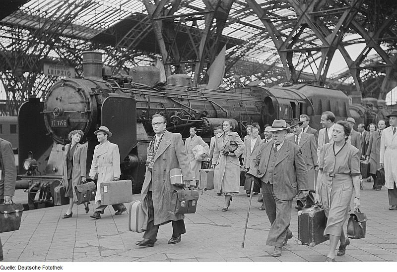 Not just desk work – the varied forms of white-collar work.<br />
Photo: Renate und Roger Rössing. Arrival of merchants at Leipzig central train station between 2 and 7 September 1951. Source: [http://commons.wikimedia.org/wiki/File:Fotothek_df_roe-neg_0006176_002_Ankunft_von_H%C3%A4ndlern_am_Hauptbahnhof.jpg Wikimedia Commons] / [http://www.deutschefotothek.de/ Deutsche Fotothek] df_roe-neg_0006176_002 ([https://creativecommons.org/licenses/by-sa/3.0/de/deed.en CC BY-SA 3.0 DE]).