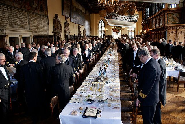 Bürgerliche Gesellschaft als männliche Herrschaft – Politik, Repräsentation, Gemeinschaftsgefühl.<br />
Foto der Bremer Schaffermahlzeit von 2009, das älteste „Brudermahl“ der Welt, das die Verbindung zwischen Schifffahrt und Kaufleuten symbolisiert. Rathaus Bremen, 13.2.2009, Foto: rudimente. Quelle: [https://www.flickr.com/photos/44041022@N07/4358940833 Flickr]  ([https://creativecommons.org/licenses/by-sa/2.0/ CC BY-SA 2.0]).