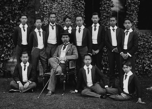 Der thailändische König Chulalongkorn (1853-1910) während seiner zweiten „Grand Tour” durch Europa mit seinen Söhnen in England 1907, Fotograf: unbekannt. Quelle: [https://commons.wikimedia.org/wiki/Category:Grand_Tour?uselang=de#/media/File:Chulalongkorn_and_Princes.jpg Wikimedia Commons] ([https://commons.wikimedia.org/w/index.php?title=Commons:Licensing&uselang=de#Material_in_the_public_domain gemeinfrei]).