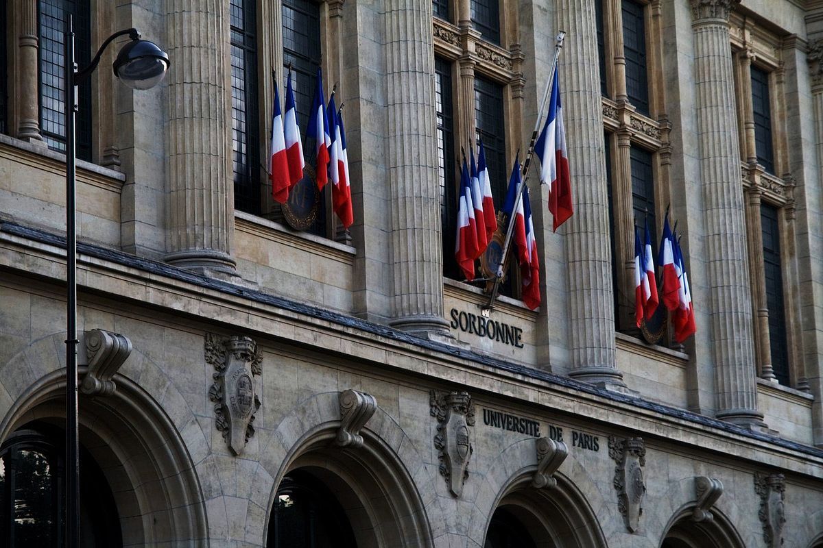 Sorbonne, Paris, Foto: Gouts, 6.8.2014. Quelle: [https://commons.wikimedia.org/wiki/Category:La_Sorbonne#/media/File:Sorbona_Entrada.jpg Wikimedia Commons] ([http://creativecommons.org/licenses/by-sa/4.0/ CC BY-SA 4.0]).