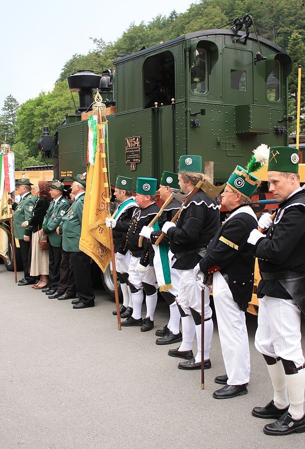 Mitglieder von Knappschaft und Schützenverein Rittersgrün bei der „I K-Willkommenstour” auf dem Rittersgrüner Museumsbahnhof am 1. Juli 2009, Foto: Devilsanddust, 1.7.2009. Quelle: [https://commons.wikimedia.org/wiki/File:Knappschaft_und_Schuetzen_Rittersgruen.jpg?uselang=de Wikimedia Commons] ([https://creativecommons.org/licenses/by-sa/3.0/deed.de CC BY-SA 3.0]).