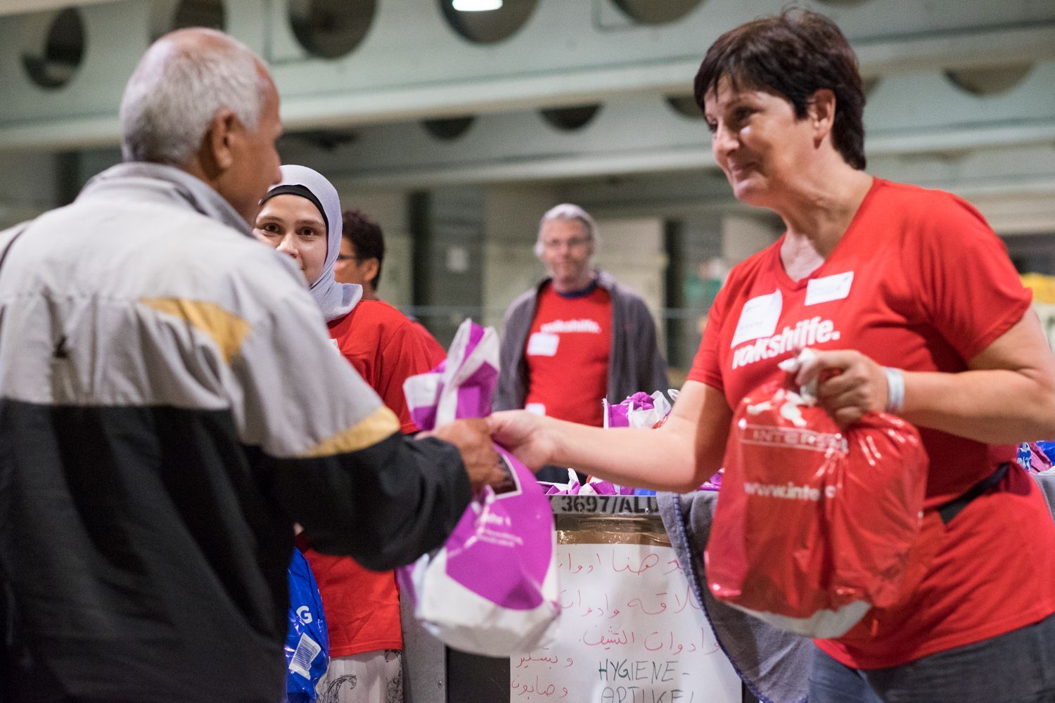 Flüchtlingshilfe der Volkshilfe Oberösterreich 2015, Foto: VolkshilfeÖsterreich, 11.9.2015. Quelle: [https://commons.wikimedia.org/wiki/File:Fl%C3%BCchtlingshilfe_VolkshilfeOOe_2015.jpg Wikimedia Commons] ([http://creativecommons.org/licenses/by-sa/4.0/ CC BY-SA 4.0]).